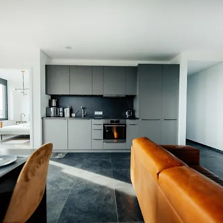 Luxury 1 Bedroom Apt W Spa, Fitness & Swimming Pool - Zenith Towers Apartment