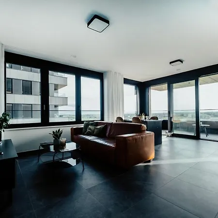 Luxury 1 Bedroom Apt W Spa, Fitness & Swimming Pool - Zenith Towers Apartment